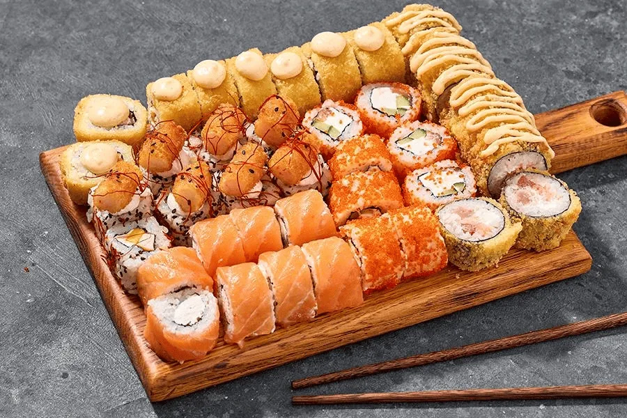Эби — 30 роллов с креветкой: эби-темпура, Калифорния эби и ролл с креветкой